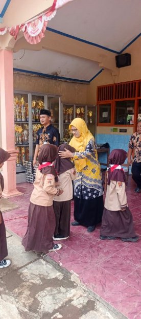 Bu Rusminah berpamitan dengan murid